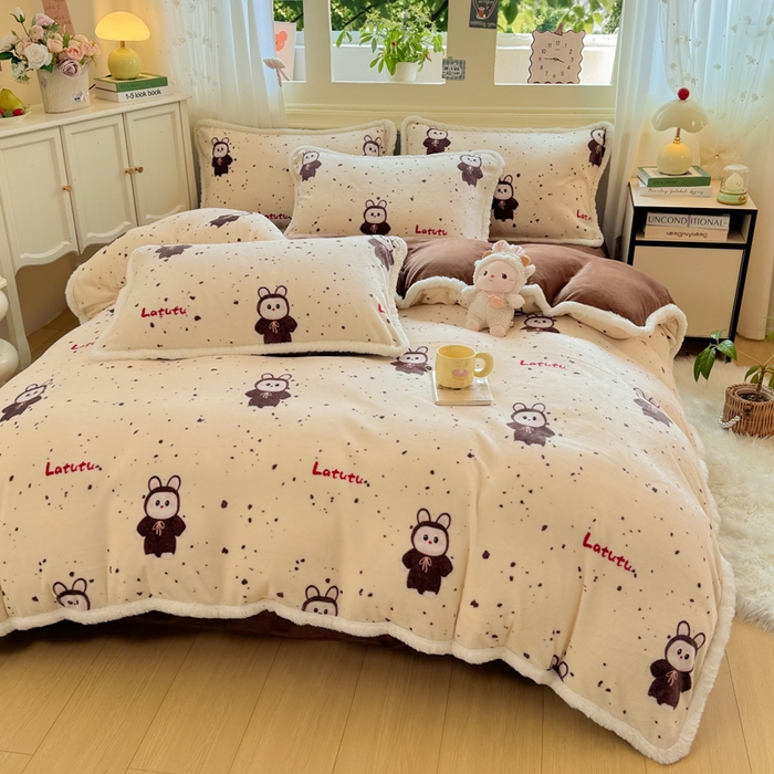 91家纺网 家纺一手货源 找家纺 大麦家纺 2025年新款兔毛花边印花牛奶绒四件套 萌趣布布