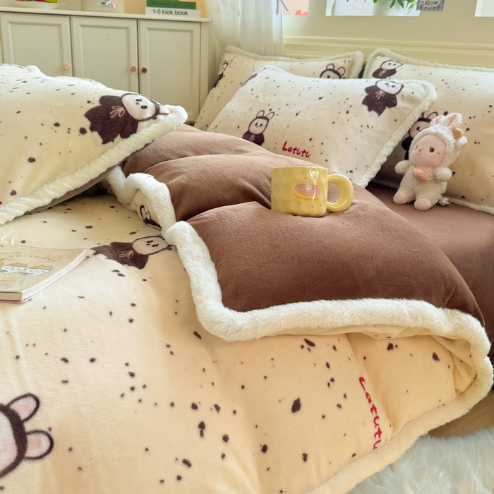 91家纺网 家纺一手货源 找家纺 大麦家纺 2025年新款兔毛花边印花牛奶绒四件套 萌趣布布