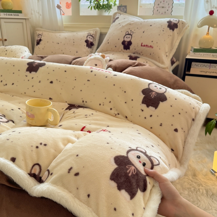 91家纺网 家纺一手货源 找家纺 大麦家纺 2025年新款兔毛花边印花牛奶绒四件套 萌趣布布