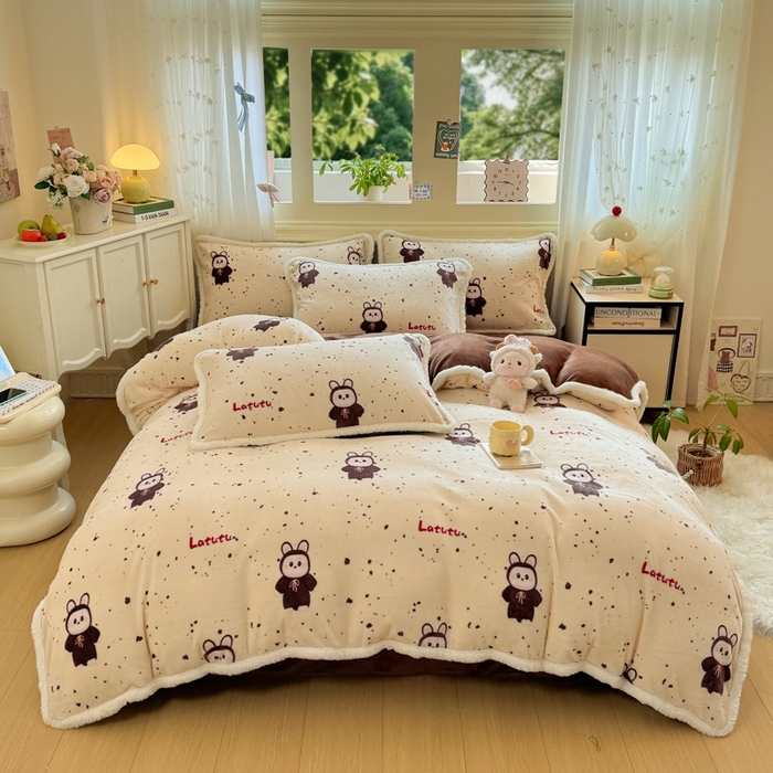 91家纺网 家纺一手货源 找家纺 大麦家纺 2025年新款兔毛花边印花牛奶绒四件套 萌趣布布