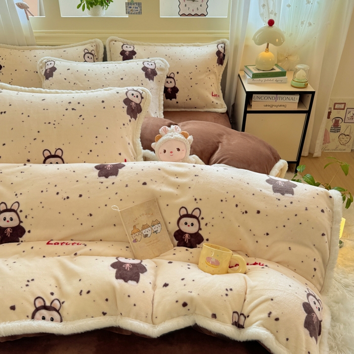 91家纺网 家纺一手货源 找家纺 大麦家纺 2025年新款兔毛花边印花牛奶绒四件套 萌趣布布