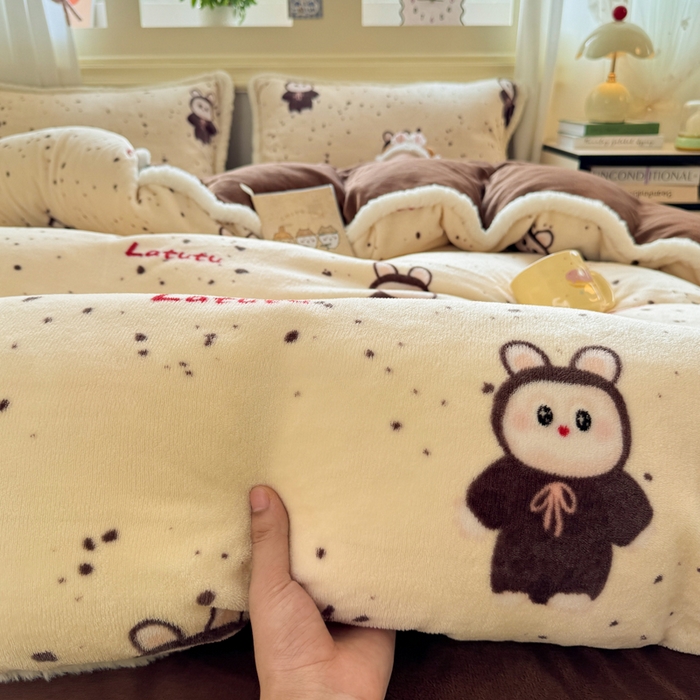 91家纺网 家纺一手货源 找家纺 大麦家纺 2025年新款兔毛花边印花牛奶绒四件套 萌趣布布