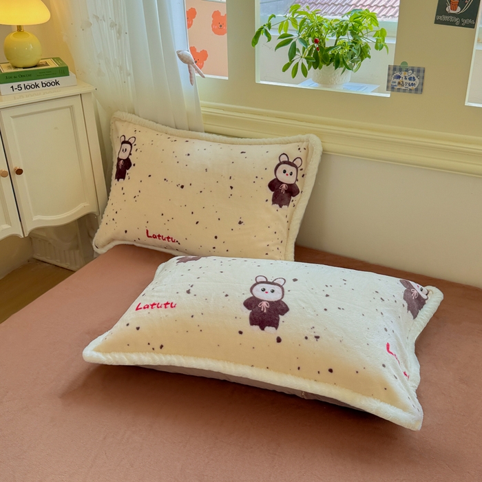 91家纺网 家纺一手货源 找家纺 大麦家纺 2025年新款兔毛花边印花牛奶绒四件套 萌趣布布