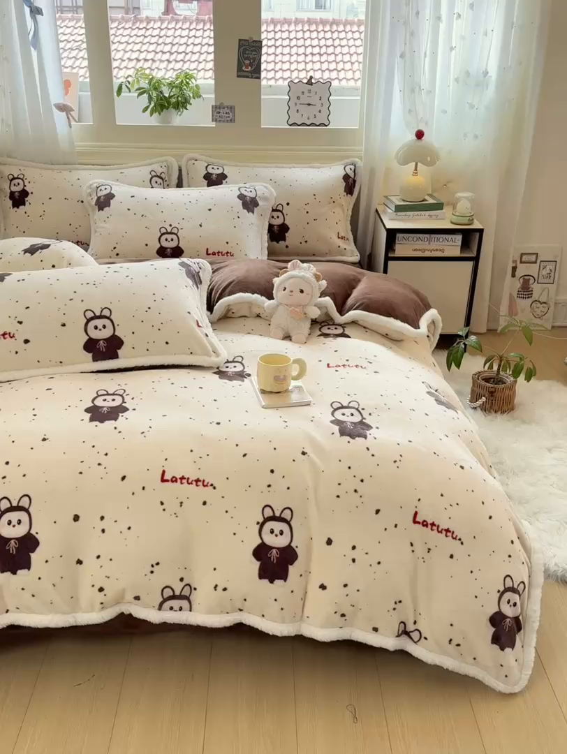 91家纺网 家纺一手货源 找家纺 大麦家纺 2025年新款兔毛花边印花牛奶绒四件套 萌趣布布