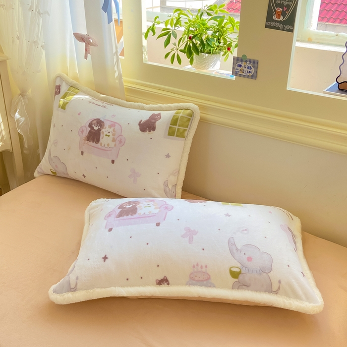 91家纺网 家纺一手货源 找家纺 大麦家纺 2025年新款兔毛花边印花牛奶绒四件套 萌象周未趴