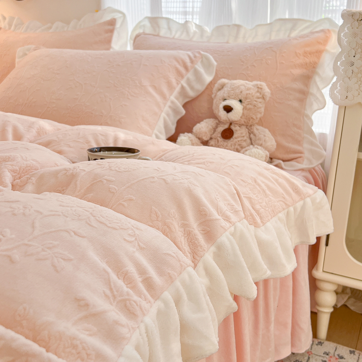 91家纺网 家纺一手货源 找家纺 （总）安哆啦家纺 2025新款法式雕花牛奶绒花边四件套