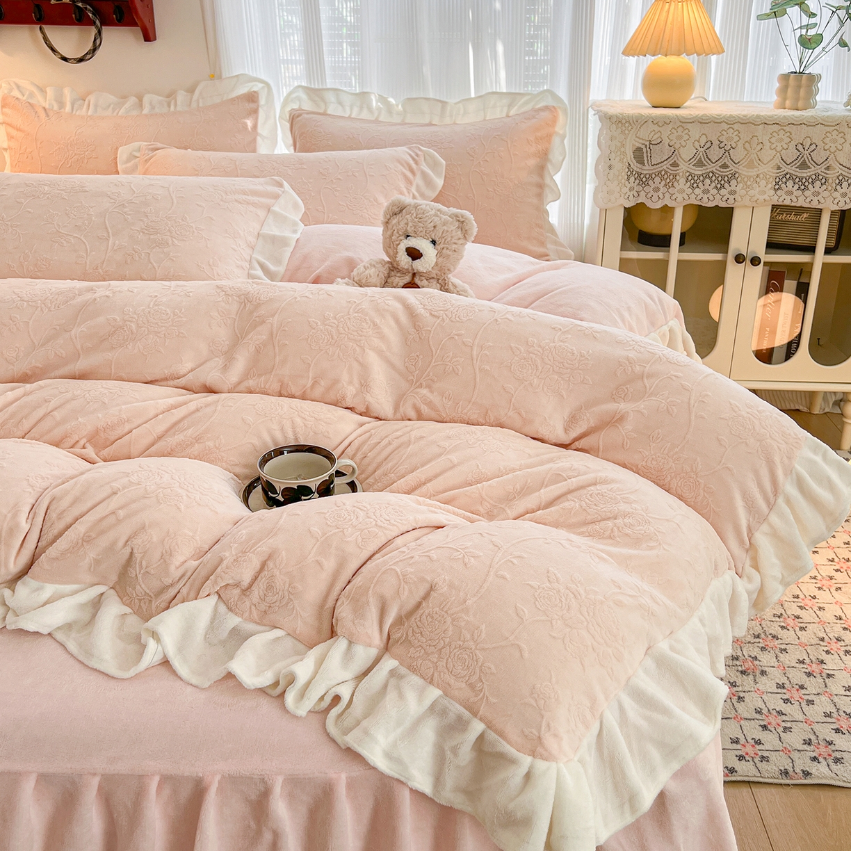 91家纺网 家纺一手货源 找家纺 （总）安哆啦家纺 2025新款法式雕花牛奶绒花边四件套