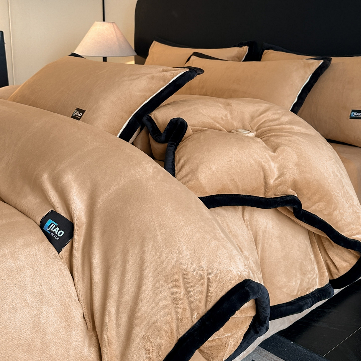 91家纺网 家纺一手货源 找家纺 金麦家纺 2025新款牛奶绒撞色拼边四件套贝拉系列 贝拉-香槟色