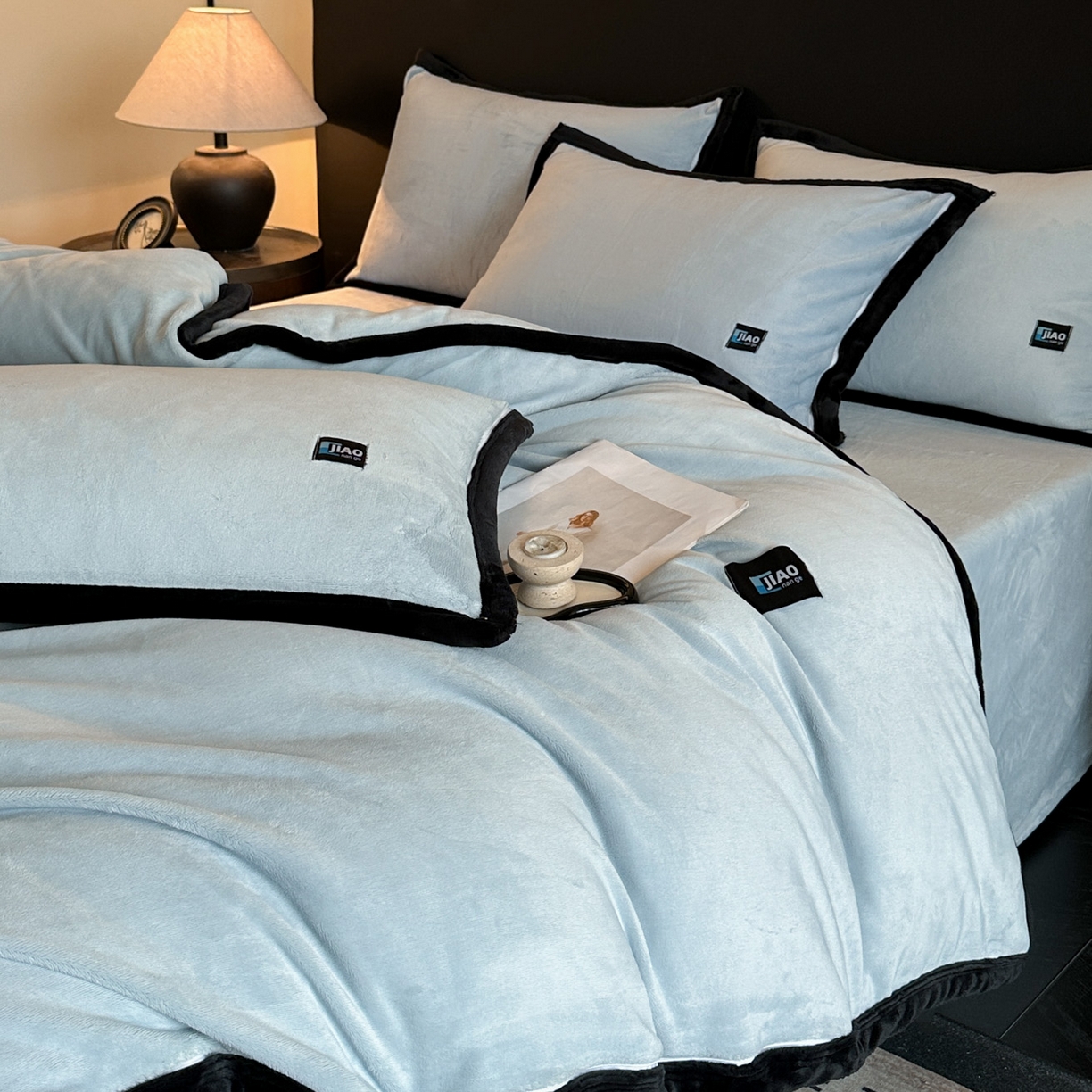 91家纺网 家纺一手货源 找家纺 金麦家纺 2025新款牛奶绒撞色拼边四件套贝拉系列 贝拉-海洋蓝