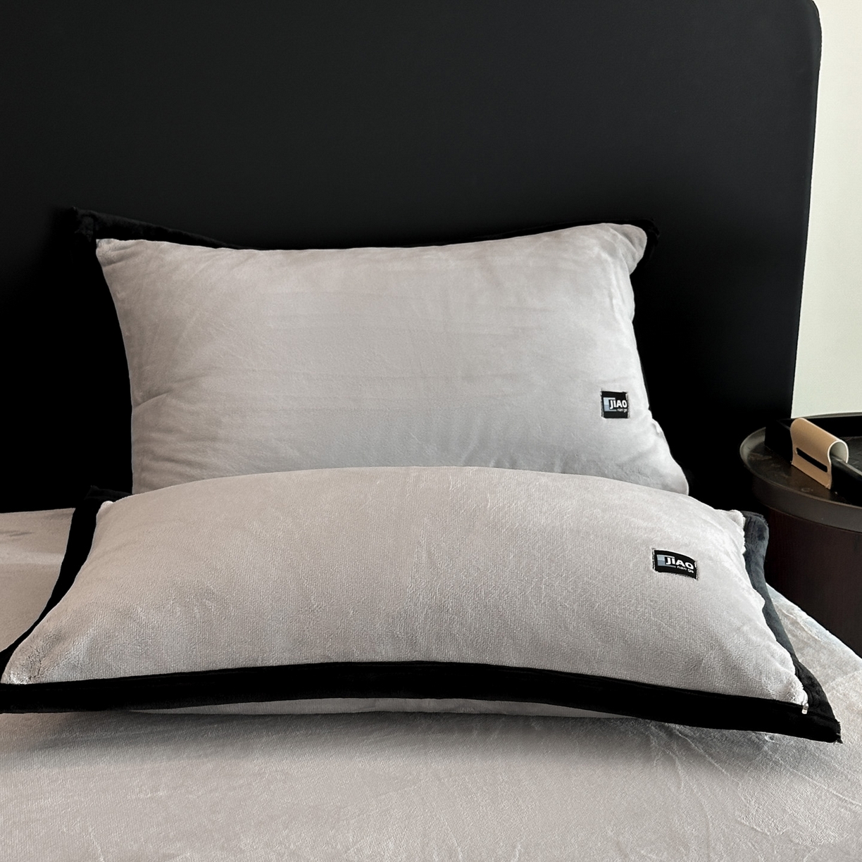 91家纺网 家纺一手货源 找家纺 金麦家纺 2025新款牛奶绒撞色拼边四件套贝拉系列 贝拉-灰色