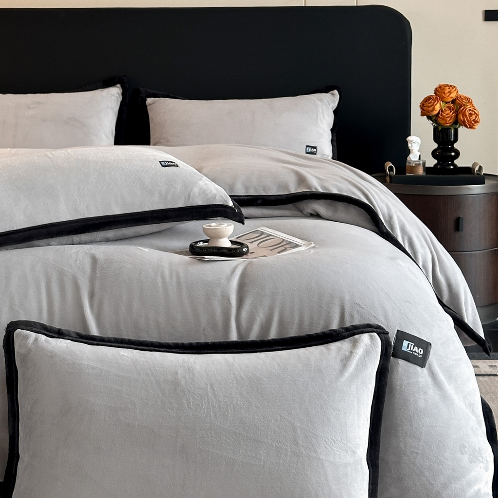 91家纺网 家纺一手货源 找家纺 金麦家纺 2025新款牛奶绒撞色拼边四件套贝拉系列 贝拉-灰色