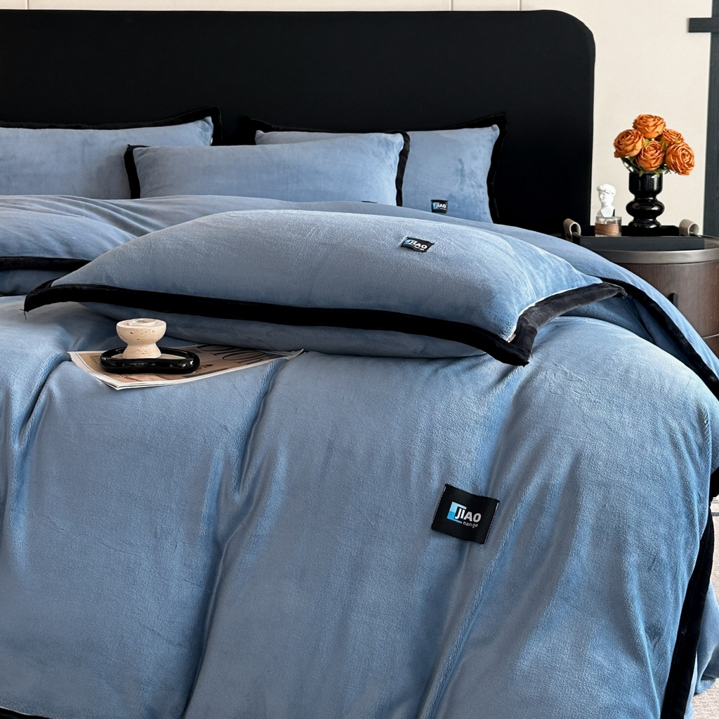 91家纺网 家纺一手货源 找家纺 金麦家纺 2025新款牛奶绒撞色拼边四件套贝拉系列 贝拉-宾利蓝