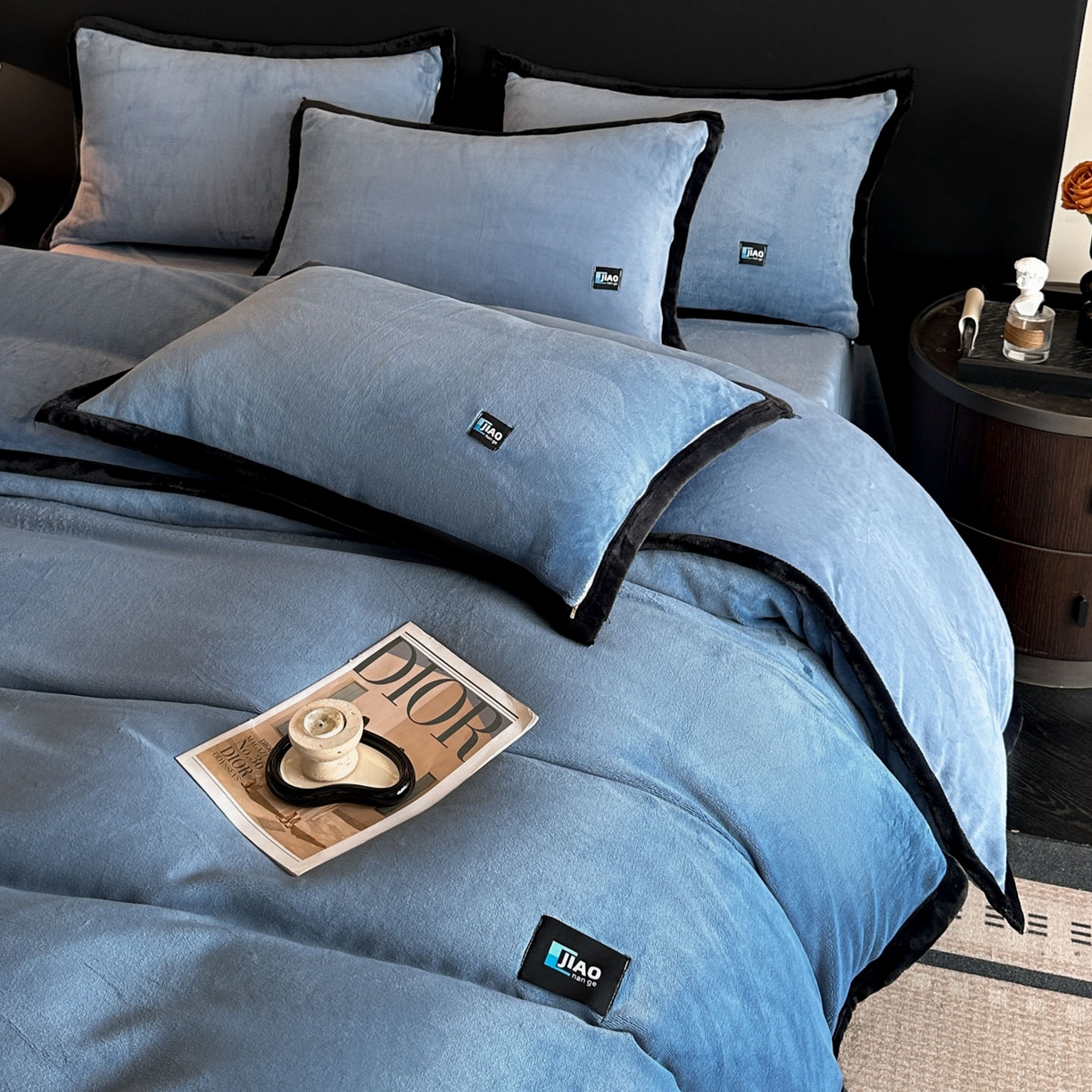 91家纺网 家纺一手货源 找家纺 金麦家纺 2025新款牛奶绒撞色拼边四件套贝拉系列 贝拉-宾利蓝