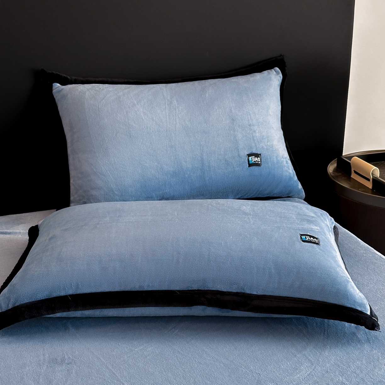 91家纺网 家纺一手货源 找家纺 金麦家纺 2025新款牛奶绒撞色拼边四件套贝拉系列 贝拉-宾利蓝