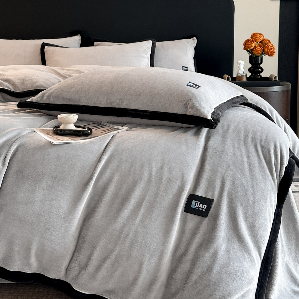 91家纺网 家纺一手货源 找家纺 金麦家纺 2025新款牛奶绒撞色拼边四件套贝拉系列 贝拉-灰色