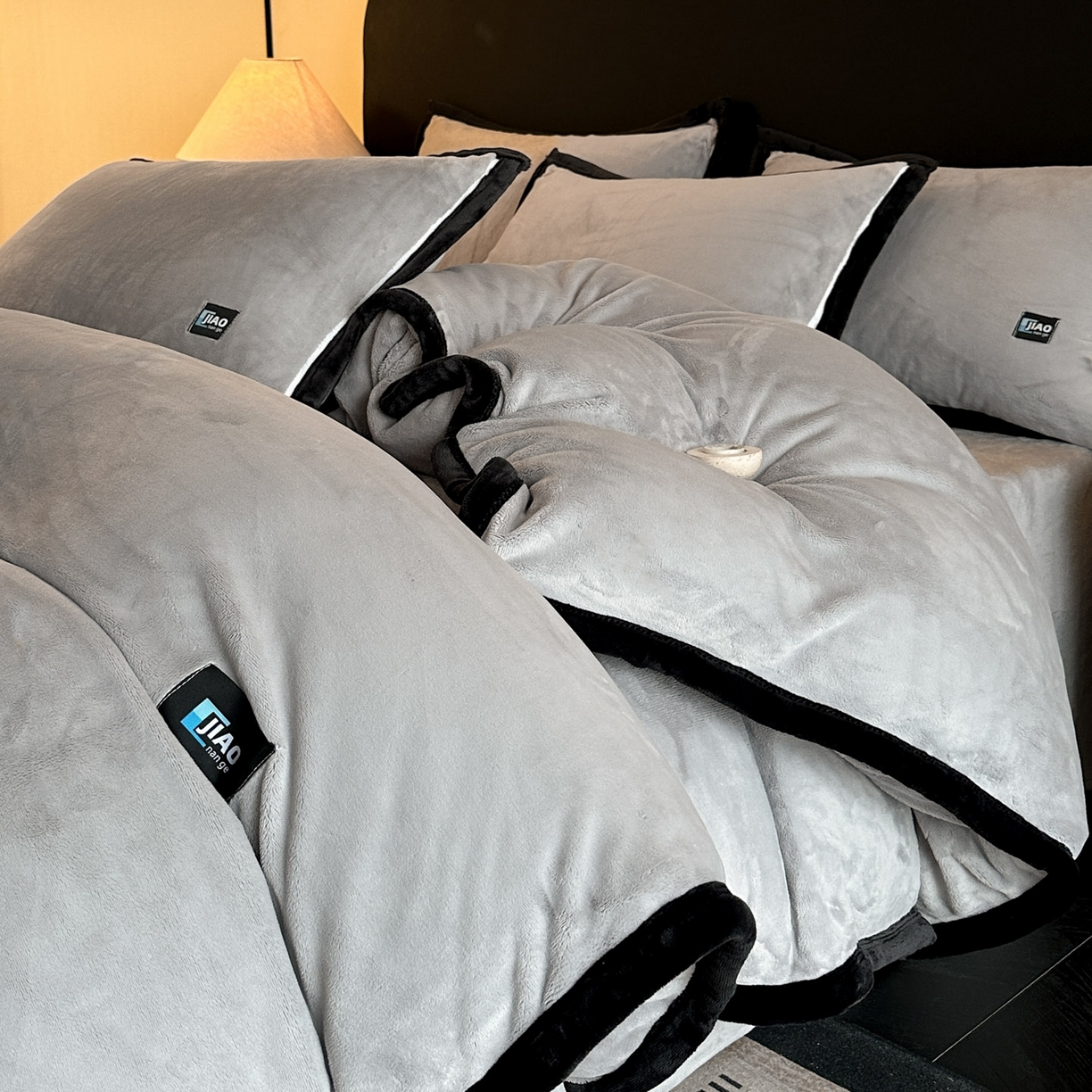 91家纺网 家纺一手货源 找家纺 金麦家纺 2025新款牛奶绒撞色拼边四件套贝拉系列 贝拉-灰色