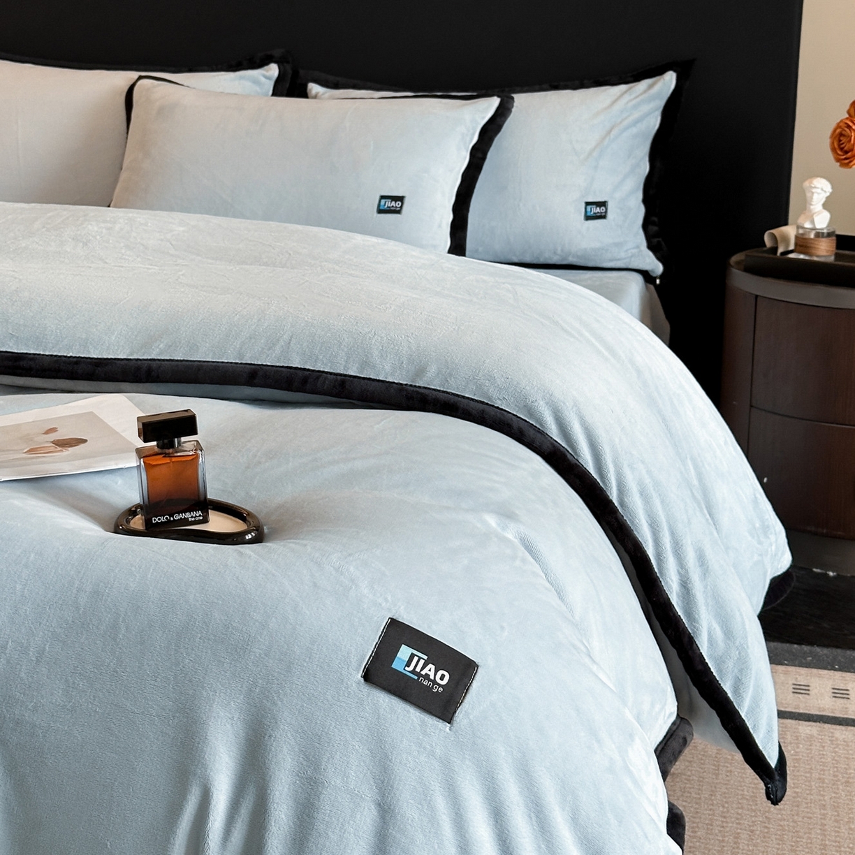 91家纺网 家纺一手货源 找家纺 金麦家纺 2025新款牛奶绒撞色拼边四件套贝拉系列 贝拉-海洋蓝