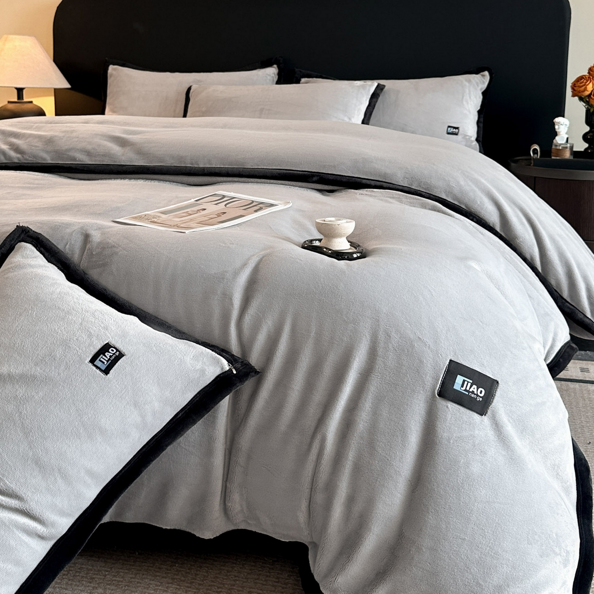 91家纺网 家纺一手货源 找家纺 金麦家纺 2025新款牛奶绒撞色拼边四件套贝拉系列 贝拉-灰色