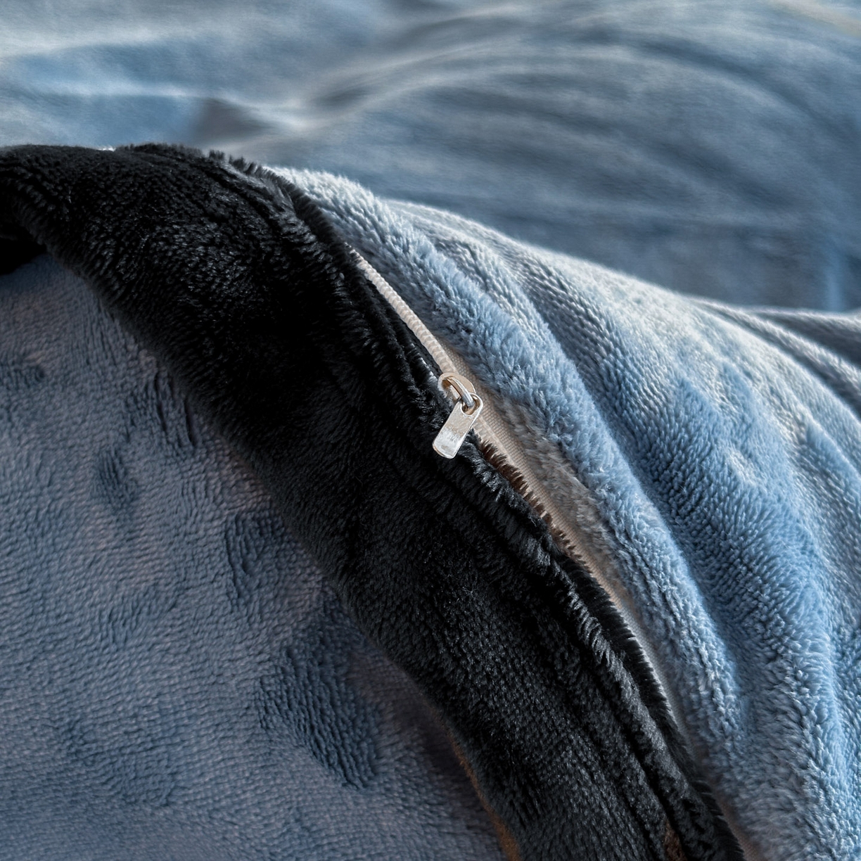 91家纺网 家纺一手货源 找家纺 金麦家纺 2025新款牛奶绒撞色拼边四件套贝拉系列 贝拉-宾利蓝