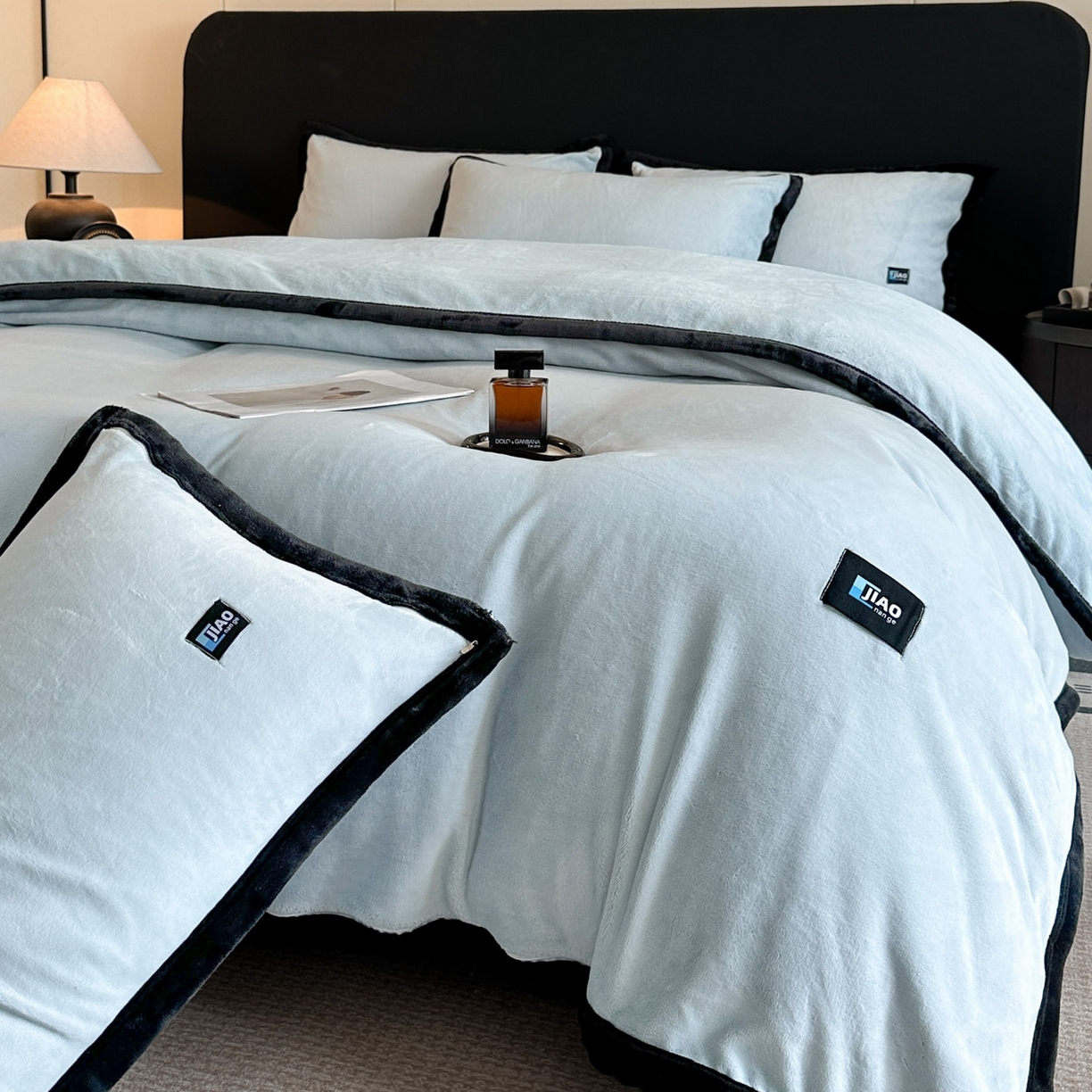 91家纺网 家纺一手货源 找家纺 金麦家纺 2025新款牛奶绒撞色拼边四件套贝拉系列 贝拉-海洋蓝