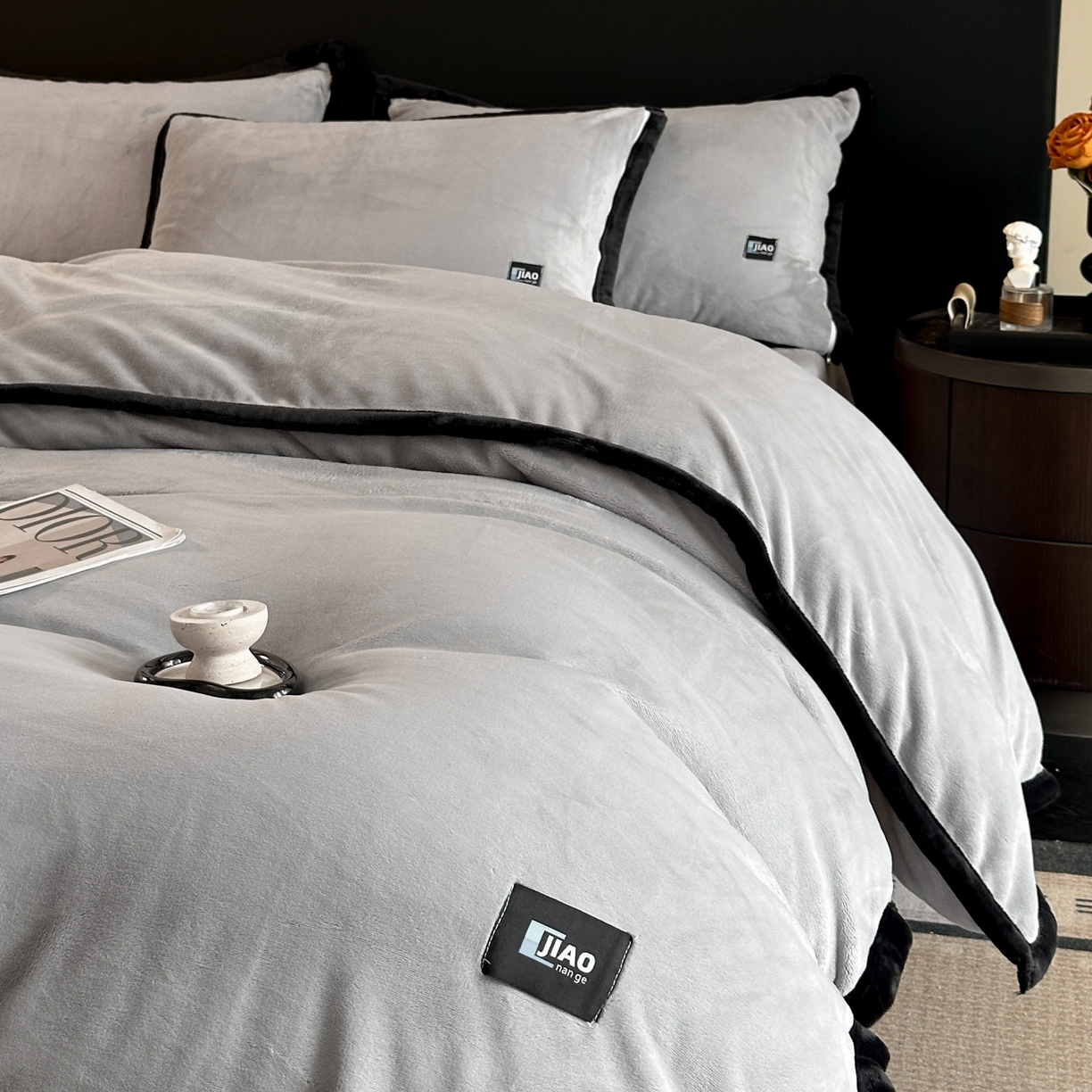 91家纺网 家纺一手货源 找家纺 金麦家纺 2025新款牛奶绒撞色拼边四件套贝拉系列 贝拉-灰色