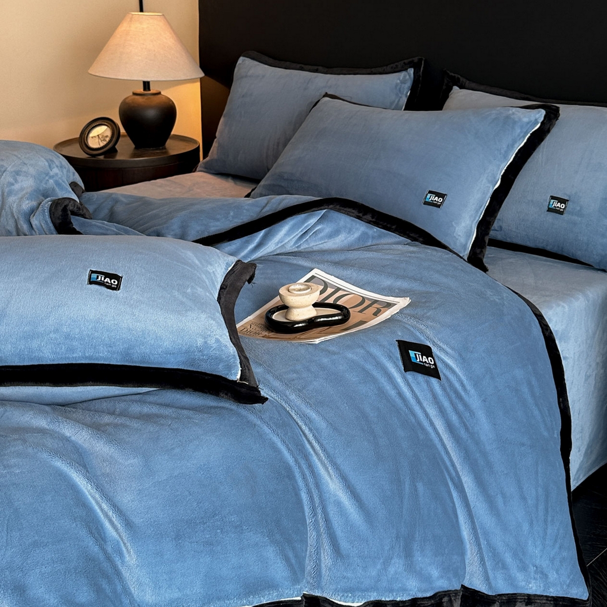 91家纺网 家纺一手货源 找家纺 金麦家纺 2025新款牛奶绒撞色拼边四件套贝拉系列 贝拉-宾利蓝