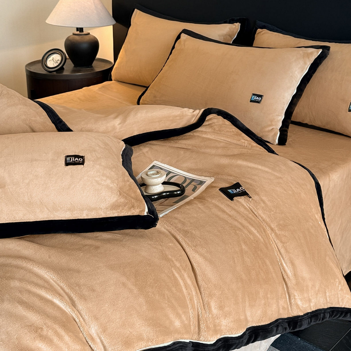 91家纺网 家纺一手货源 找家纺 金麦家纺 2025新款牛奶绒撞色拼边四件套贝拉系列 贝拉-香槟色