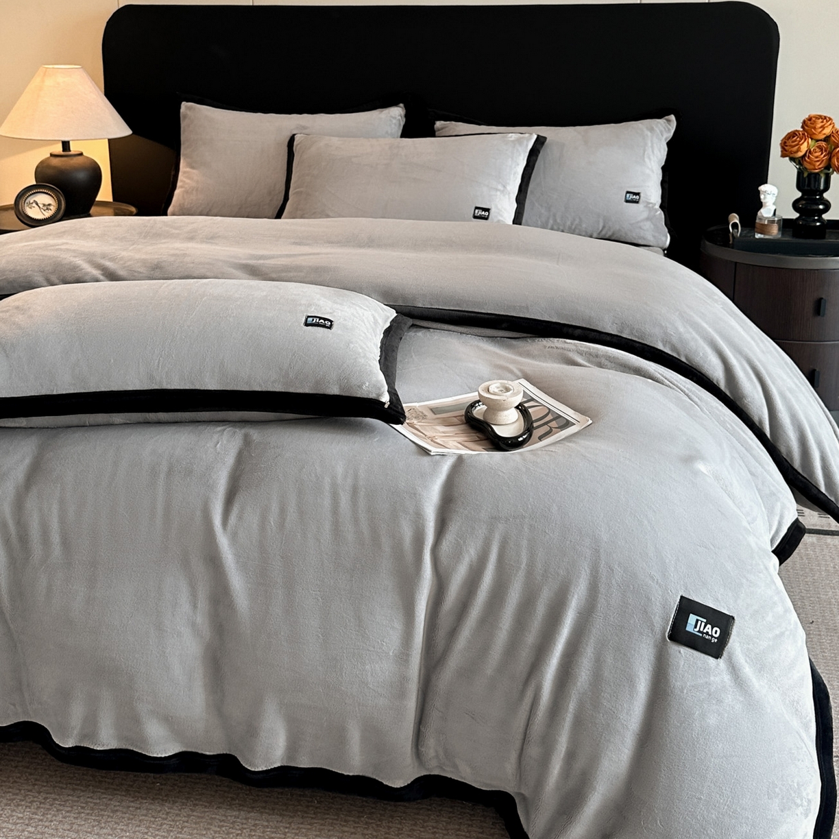 91家纺网 家纺一手货源 找家纺 金麦家纺 2025新款牛奶绒撞色拼边四件套贝拉系列 贝拉-灰色