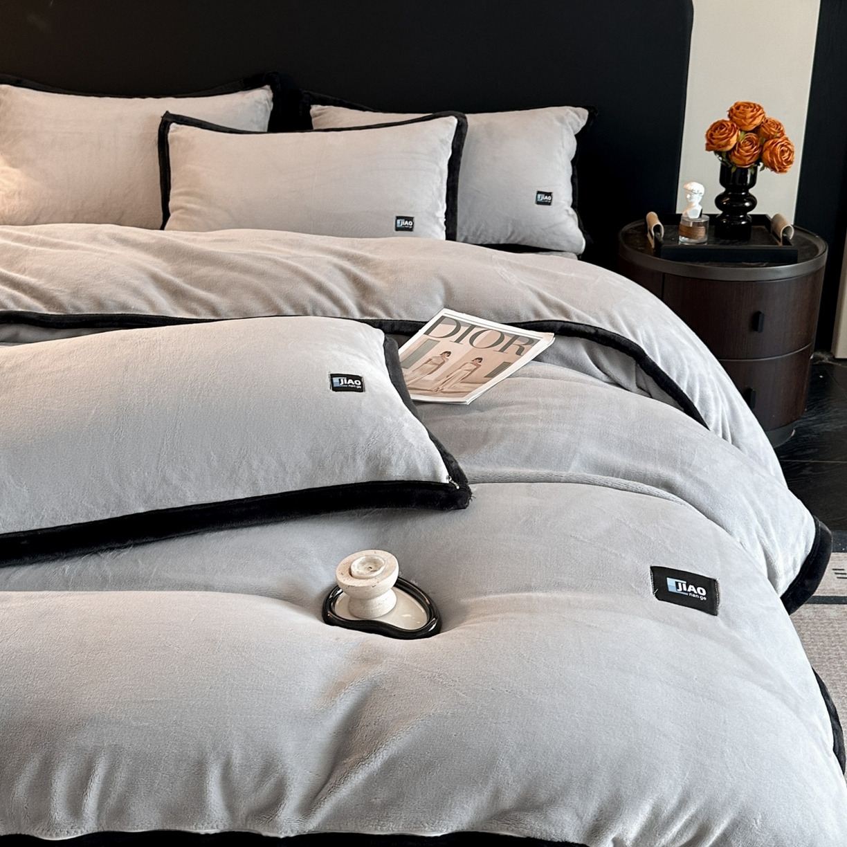 91家纺网 家纺一手货源 找家纺 金麦家纺 2025新款牛奶绒撞色拼边四件套贝拉系列 贝拉-灰色