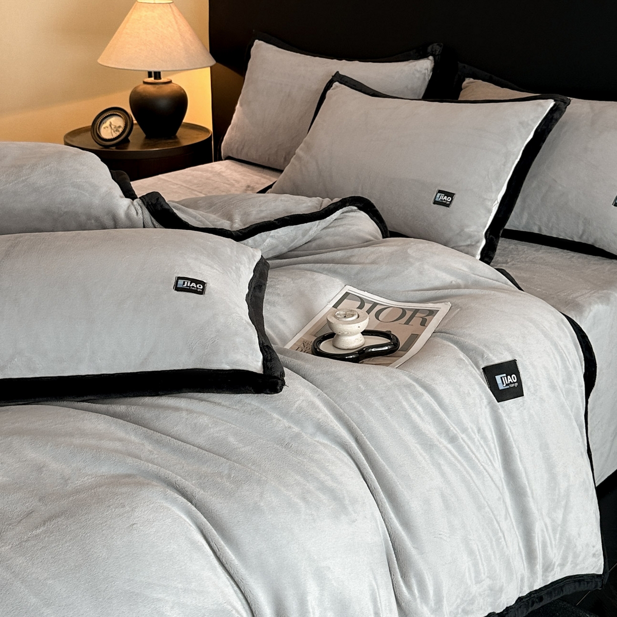 91家纺网 家纺一手货源 找家纺 金麦家纺 2025新款牛奶绒撞色拼边四件套贝拉系列 贝拉-灰色