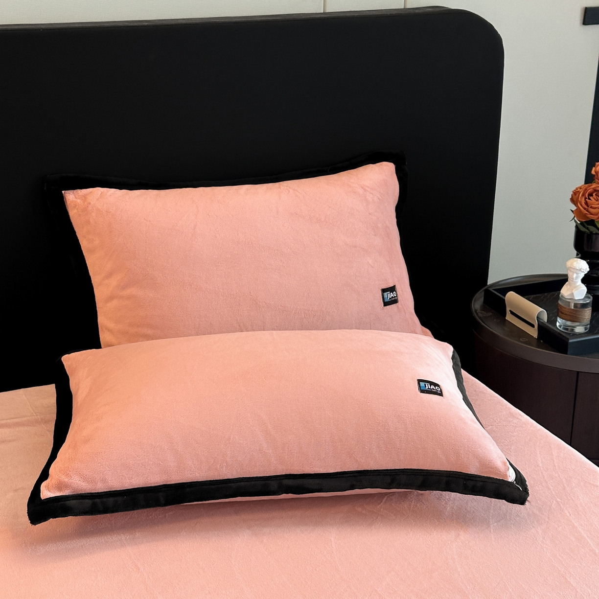 91家纺网 家纺一手货源 找家纺 金麦家纺 2025新款牛奶绒撞色拼边四件套贝拉系列 贝拉-粉色