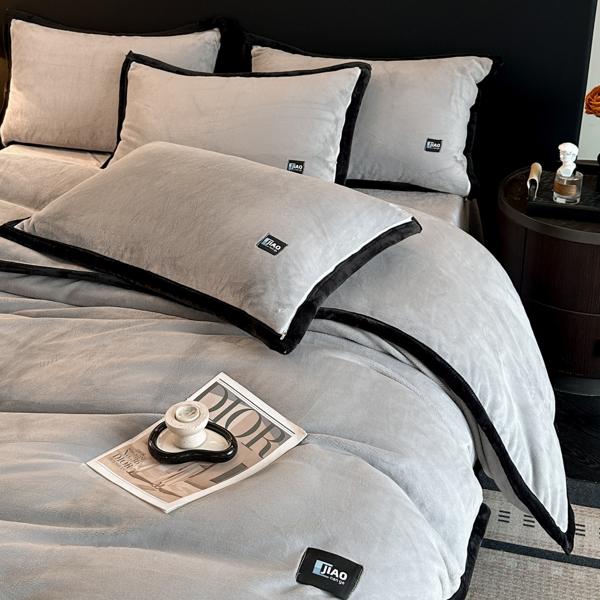 91家纺网 家纺一手货源 找家纺 金麦家纺 2025新款牛奶绒撞色拼边四件套贝拉系列 贝拉-灰色