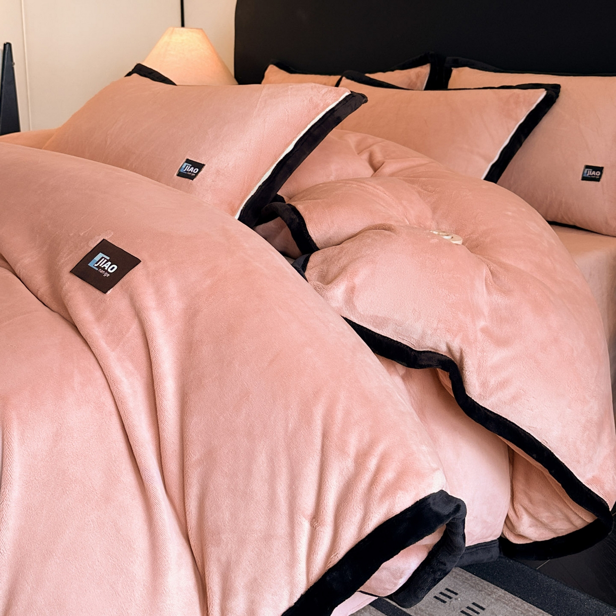 91家纺网 家纺一手货源 找家纺 金麦家纺 2025新款牛奶绒撞色拼边四件套贝拉系列 贝拉-粉色