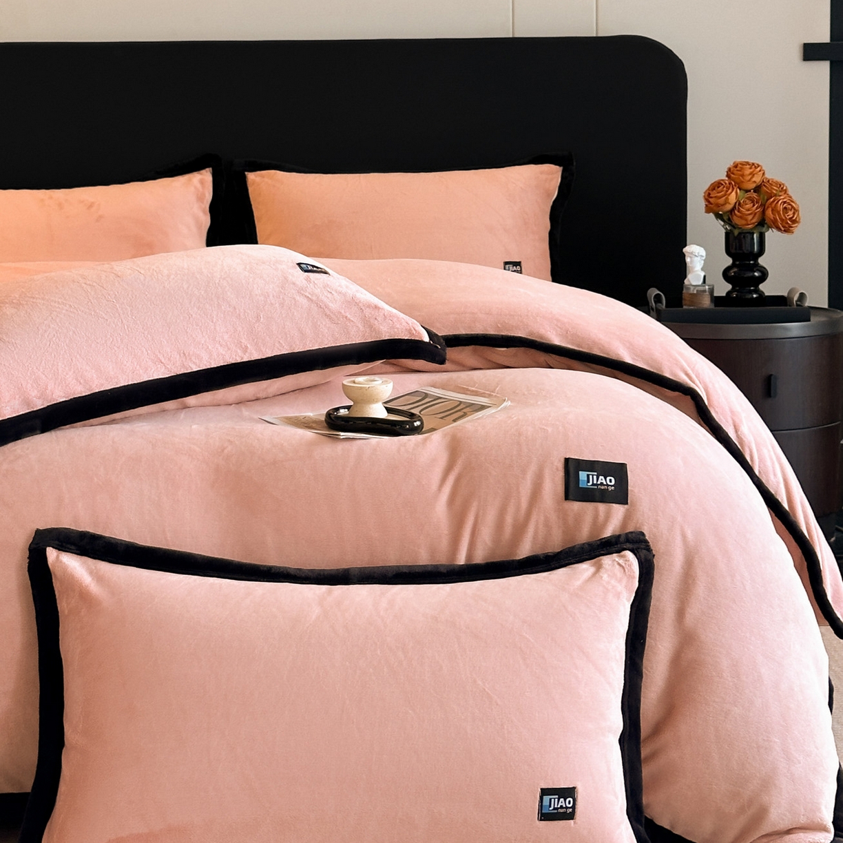 91家纺网 家纺一手货源 找家纺 金麦家纺 2025新款牛奶绒撞色拼边四件套贝拉系列 贝拉-粉色