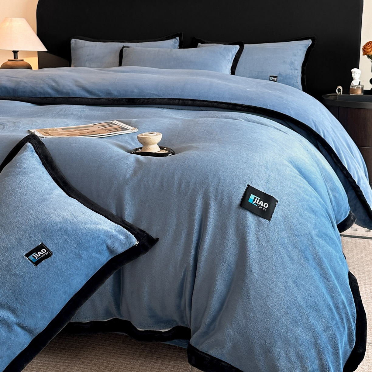 91家纺网 家纺一手货源 找家纺 金麦家纺 2025新款牛奶绒撞色拼边四件套贝拉系列 贝拉-宾利蓝