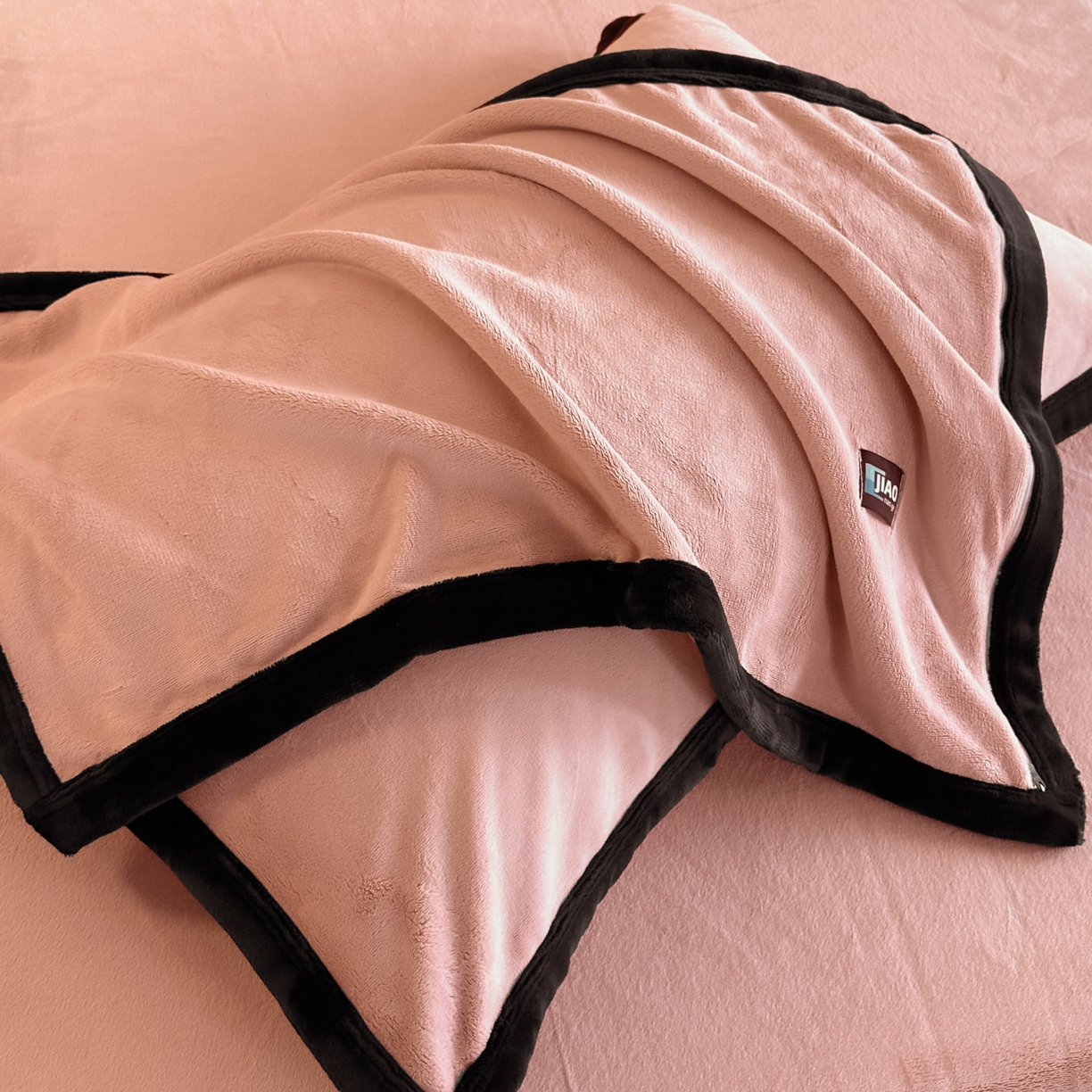 91家纺网 家纺一手货源 找家纺 金麦家纺 2025新款牛奶绒撞色拼边四件套贝拉系列 贝拉-粉色