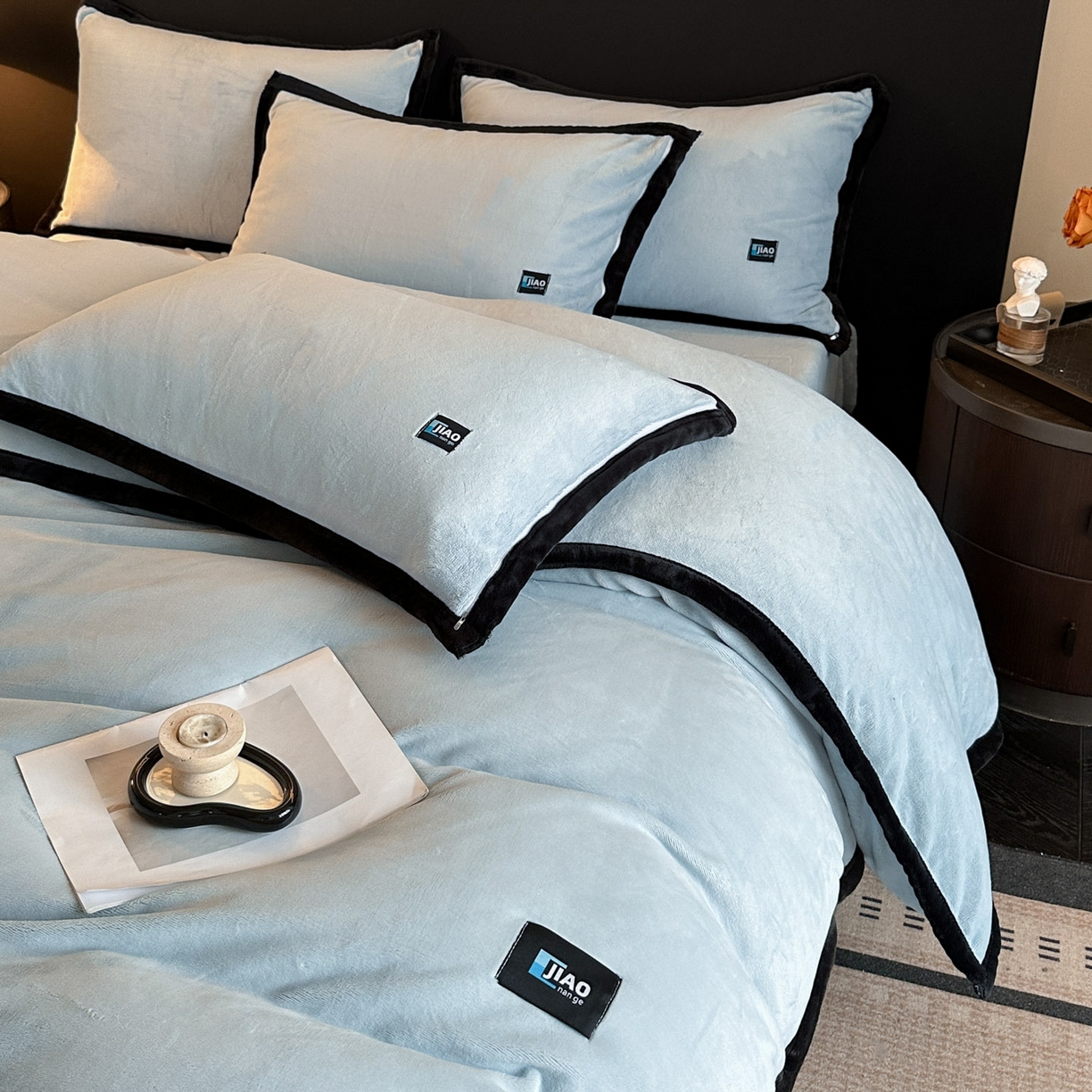 91家纺网 家纺一手货源 找家纺 金麦家纺 2025新款牛奶绒撞色拼边四件套贝拉系列 贝拉-海洋蓝