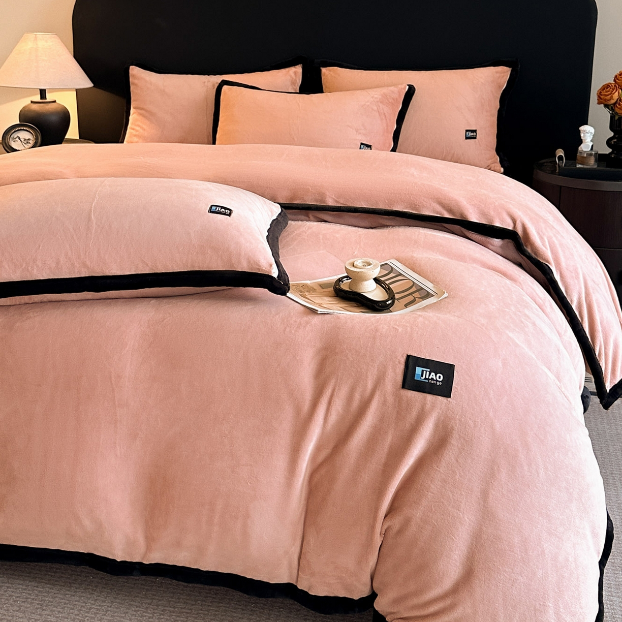 91家纺网 家纺一手货源 找家纺 金麦家纺 2025新款牛奶绒撞色拼边四件套贝拉系列 贝拉-粉色