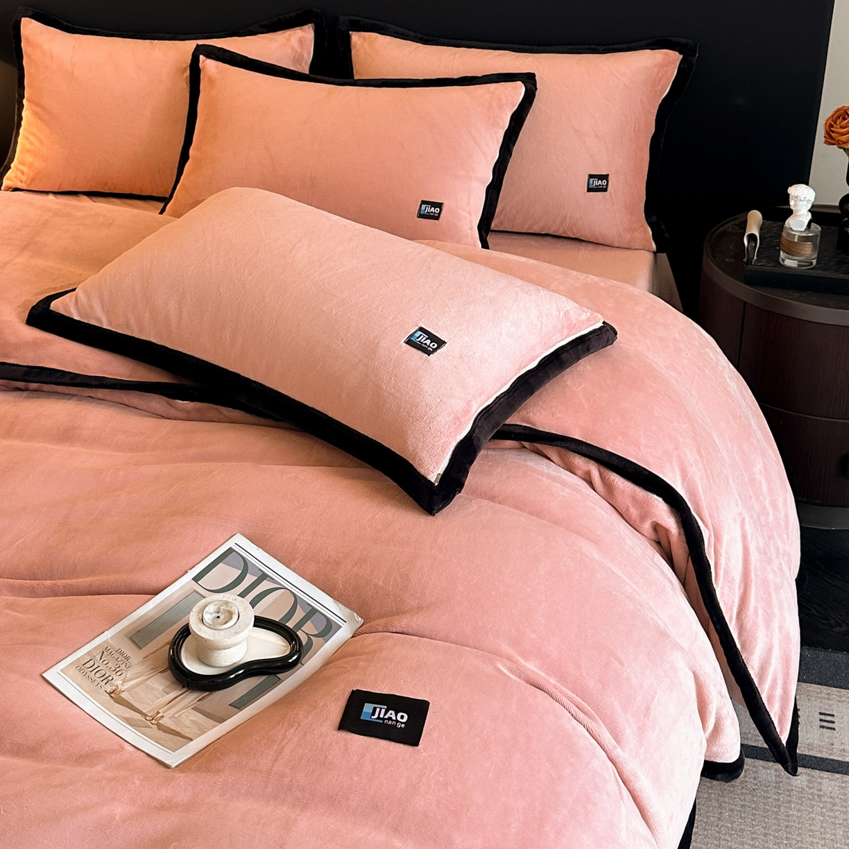 91家纺网 家纺一手货源 找家纺 金麦家纺 2025新款牛奶绒撞色拼边四件套贝拉系列 贝拉-粉色