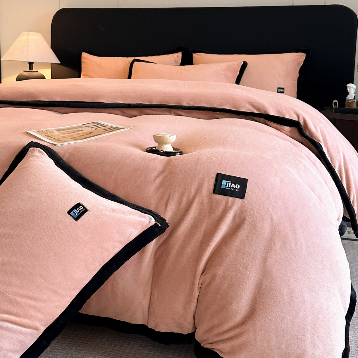 91家纺网 家纺一手货源 找家纺 金麦家纺 2025新款牛奶绒撞色拼边四件套贝拉系列 贝拉-粉色