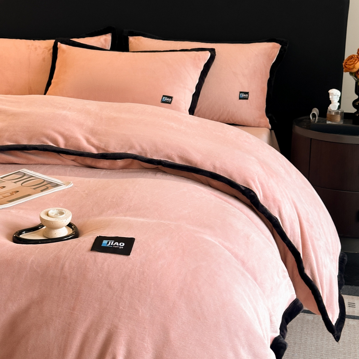 91家纺网 家纺一手货源 找家纺 金麦家纺 2025新款牛奶绒撞色拼边四件套贝拉系列 贝拉-粉色