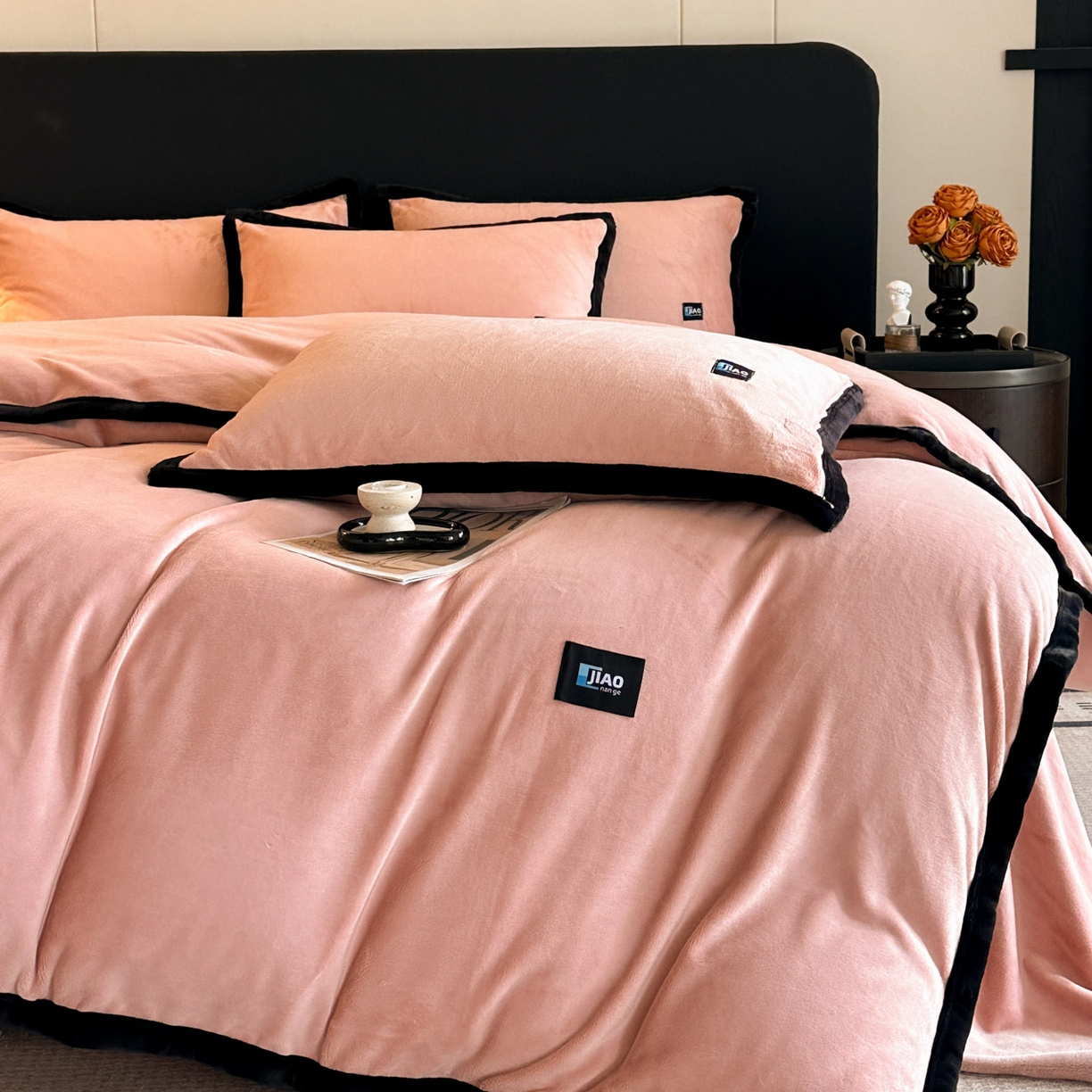 91家纺网 家纺一手货源 找家纺 金麦家纺 2025新款牛奶绒撞色拼边四件套贝拉系列 贝拉-粉色