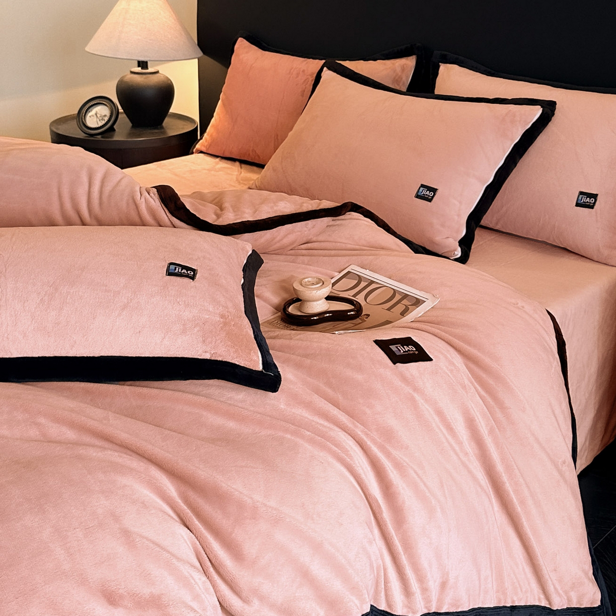 91家纺网 家纺一手货源 找家纺 金麦家纺 2025新款牛奶绒撞色拼边四件套贝拉系列 贝拉-粉色