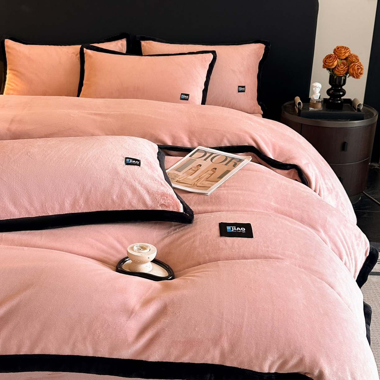 91家纺网 家纺一手货源 找家纺 金麦家纺 2025新款牛奶绒撞色拼边四件套贝拉系列 贝拉-粉色