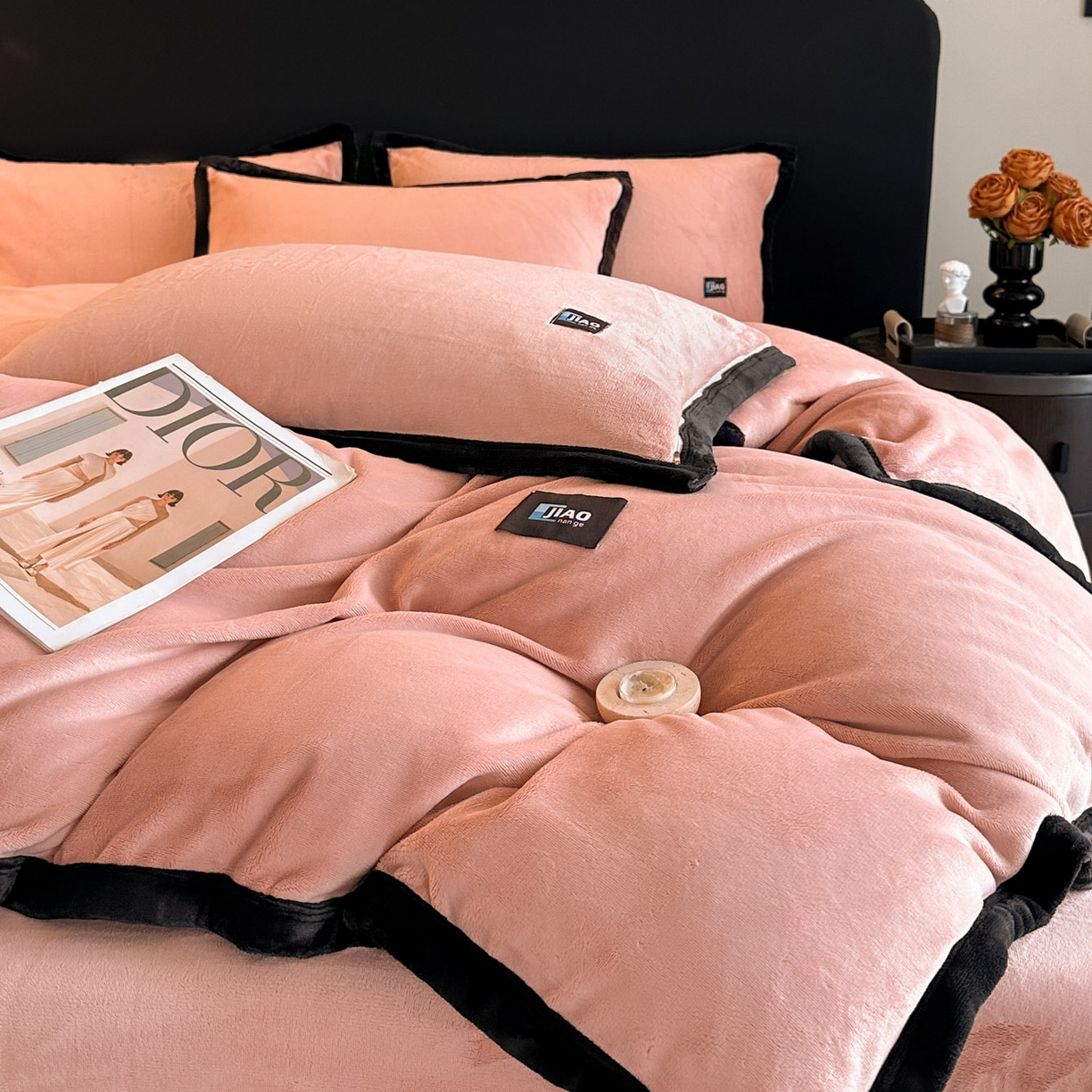 91家纺网 家纺一手货源 找家纺 金麦家纺 2025新款牛奶绒撞色拼边四件套贝拉系列 贝拉-粉色