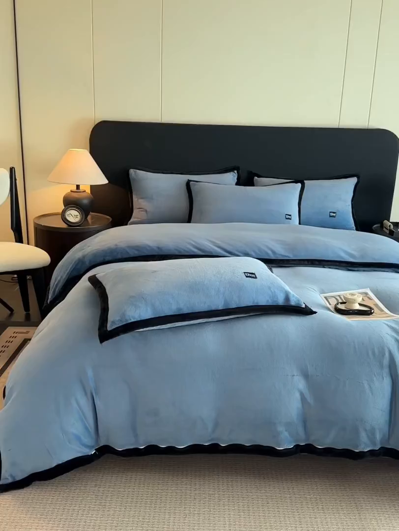 91家纺网 家纺一手货源 找家纺 金麦家纺 2025新款牛奶绒撞色拼边四件套贝拉系列 贝拉-宾利蓝