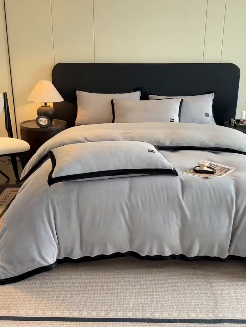 91家纺网 家纺一手货源 找家纺 金麦家纺 2025新款牛奶绒撞色拼边四件套贝拉系列 贝拉-灰色