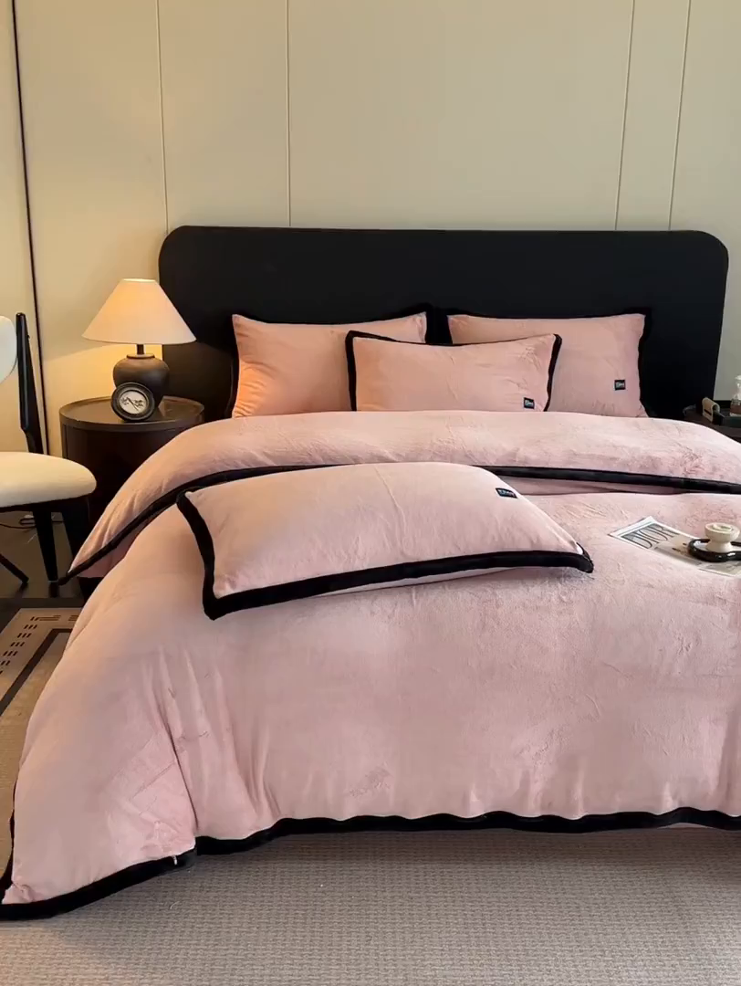 91家纺网 家纺一手货源 找家纺 金麦家纺 2025新款牛奶绒撞色拼边四件套贝拉系列 贝拉-粉色