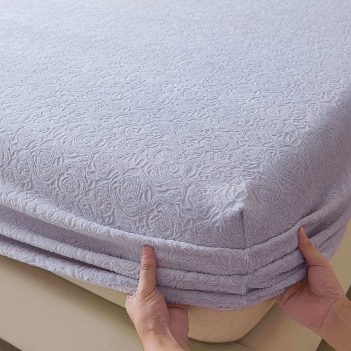 91家纺网 家纺一手货源 找家纺 （总）乐美家纺 2025新款A类高克重牛奶绒雕花床笠三件套