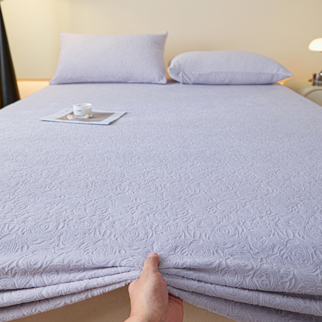 91家纺网 家纺一手货源 找家纺 （总）乐美家纺 2025新款A类高克重牛奶绒雕花床笠三件套